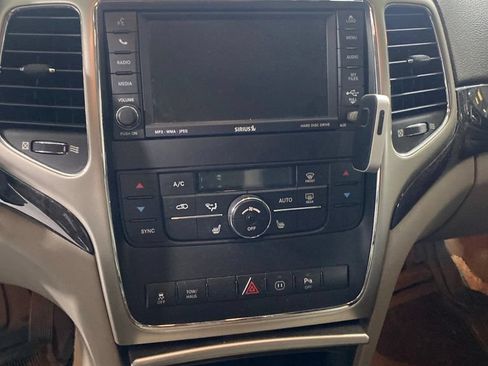 Used 2011 Jeep Grand Cherokee Laredo AWD/4WD image 11