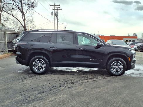 Used 2025 Chevrolet Traverse LT image 2
