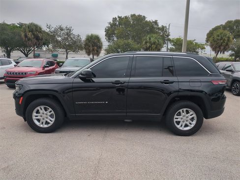 Used 2023 Jeep Grand Cherokee Laredo image 9