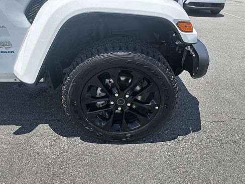 Used 2024 Jeep Wrangler Unlimited Sahara AWD/4WD image 12