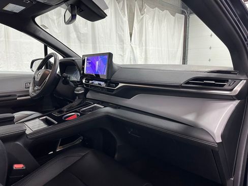Used 2025 Toyota Sienna XSE image 65