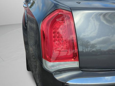 Used 2019 Chrysler 300 Limited RWD image 18