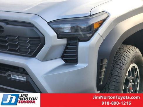 Used 2025 Toyota Tacoma TRD Off-Road image 11