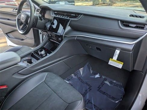 New 2025 Jeep Grand Cherokee Altitude w/ Trailer Tow Package image 22