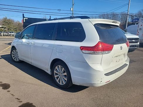 Used 2013 Toyota Sienna XLE w/ Entertainment Pkg image 4