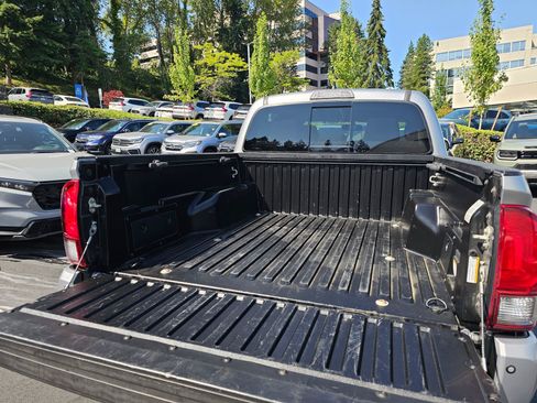 Used 2017 Toyota Tacoma TRD Off-Road w/ Premium & Technology Package AWD/4WD image 17