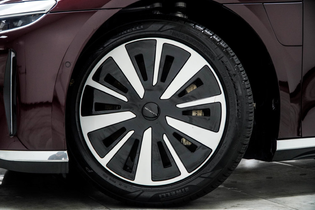 Used 2024 Lucid Air Pure RWD image 8