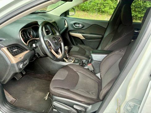 Used 2017 Jeep Cherokee Latitude FWD image 10