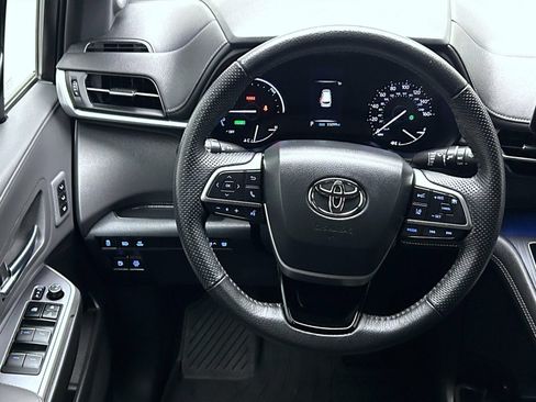 Used 2023 Toyota Sienna XSE AWD/4WD image 12