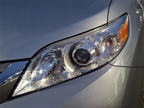 Used 2014 Toyota Sienna XLE image 9