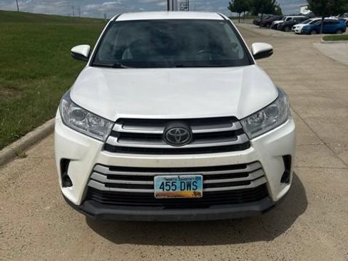 Used 2018 Toyota Highlander LE AWD/4WD image 3