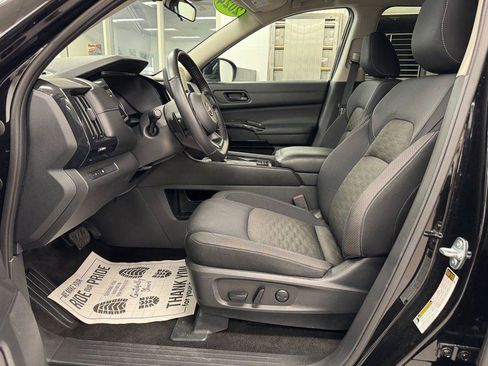 Used 2024 Nissan Pathfinder SV image 12