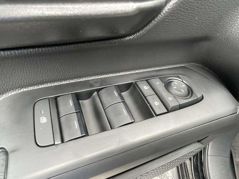 Used 2025 Toyota Tacoma SR5 AWD/4WD image 17