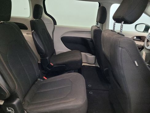 Used 2017 Chrysler Pacifica Touring FWD image 19