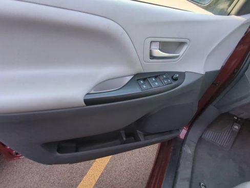 Used 2020 Toyota Sienna LE w/ LE Preferred Package FWD image 8