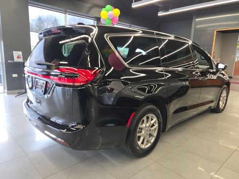 New 2025 Chrysler Pacifica Select image 8