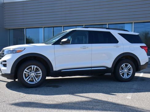 Used 2023 Ford Explorer XLT w/ Equipment Group 202A AWD/4WD image 2
