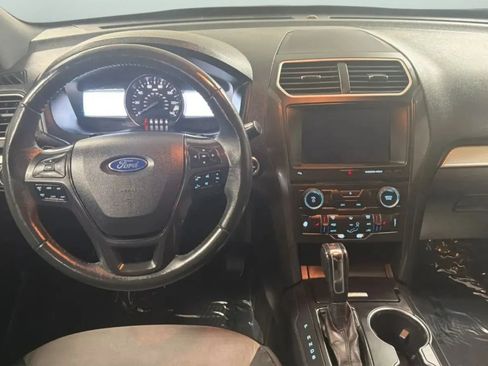 Used 2017 Ford Explorer XLT w/ Equipment Group 202A FWD image 11