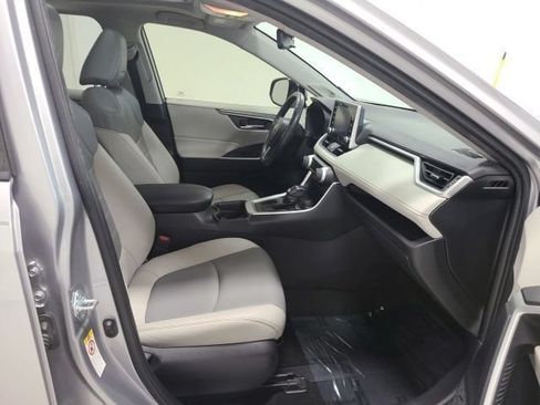Used 2019 Toyota RAV4 XLE Premium FWD image 12