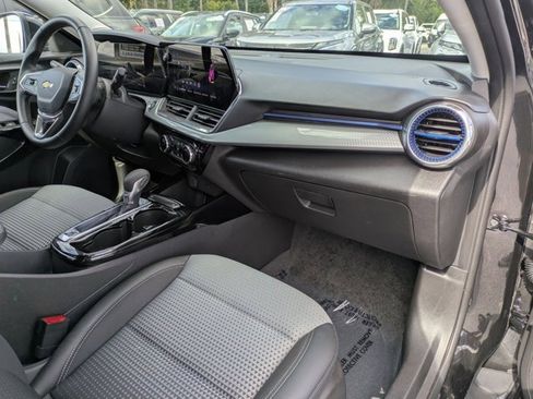 Used 2025 Chevrolet Trax LT w/ LT Convenience Package image 32