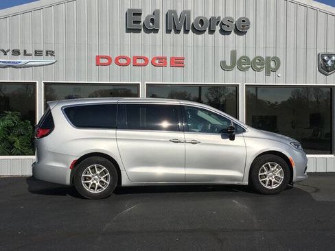 Used 2024 Chrysler Pacifica Touring-L FWD image 2