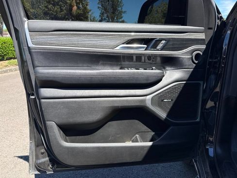 Used 2022 Jeep Wagoneer Series III w/ Rear Seat Entertainment Group AWD/4WD image 18