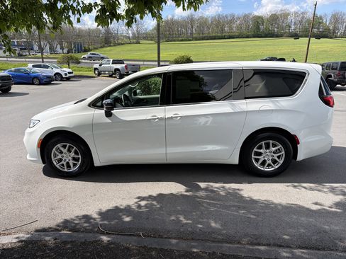 Used 2024 Chrysler Pacifica Touring-L FWD image 7