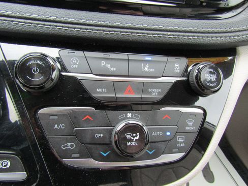 Used 2021 Chrysler Pacifica Limited w/ Uconnect Theater Family Group image 36