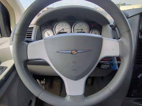 Used 2008 Chrysler Town & Country Touring FWD image 19