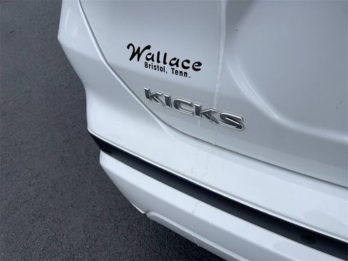 Used 2021 Nissan Kicks SV image 7