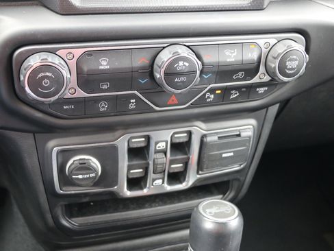 Used 2020 Jeep Wrangler Unlimited Sahara image 22