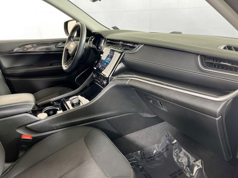 Used 2022 Jeep Grand Cherokee Laredo w/ Luxury Tech Group I image 27