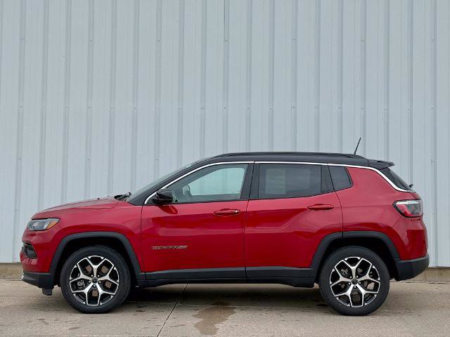 Used 2025 Jeep Compass Limited AWD/4WD image 3