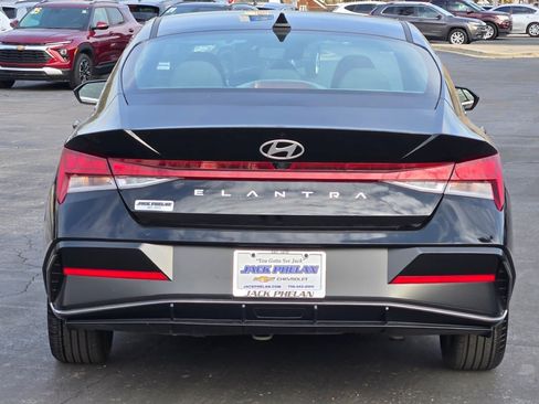 Used 2025 Hyundai Elantra SEL image 12