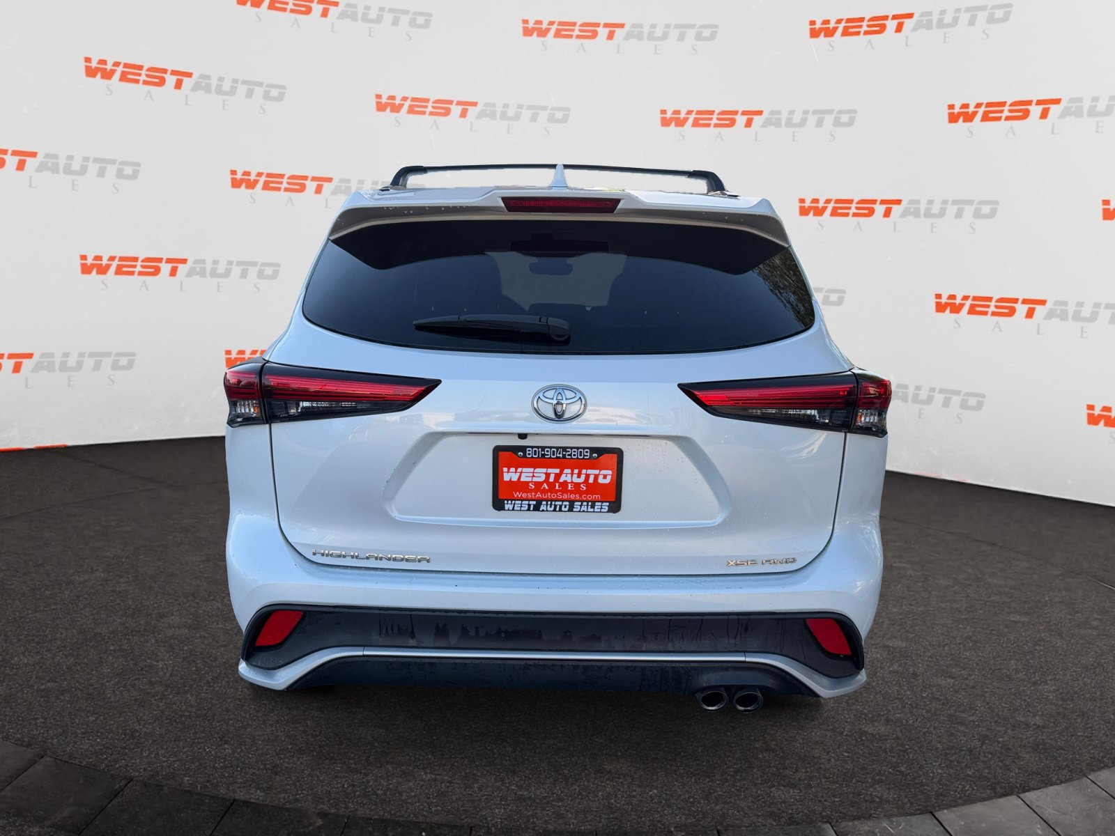 Used 2022 Toyota Highlander XSE AWD/4WD image 4