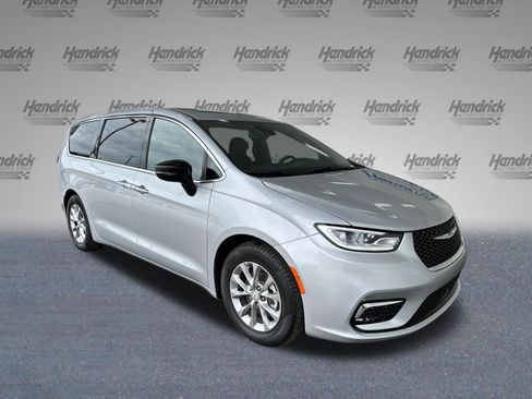 Used 2026 Chrysler Pacifica Limited FWD image 2