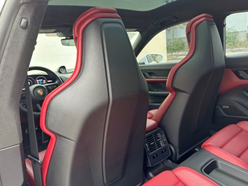 Used 2020 Porsche Taycan Turbo w/ Premium Package AWD/4WD image 31
