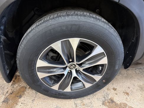 Used 2023 Toyota Highlander XLE image 11