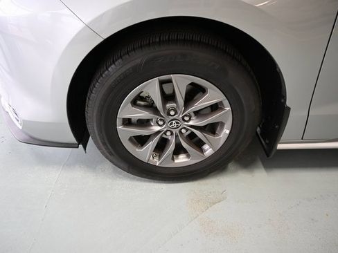 Used 2023 Toyota Sienna XLE image 32