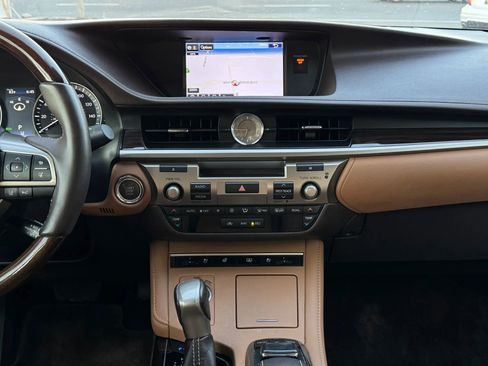 Used 2016 Lexus ES 350 w/ Luxury Package w/Wood Trim FWD image 35