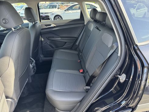 Used 2025 Volkswagen Taos SE FWD image 32