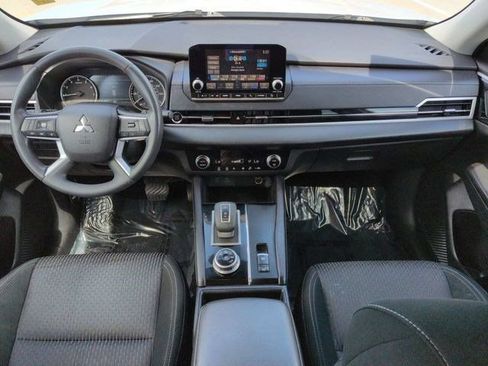 Used 2023 Mitsubishi Outlander ES FWD image 13