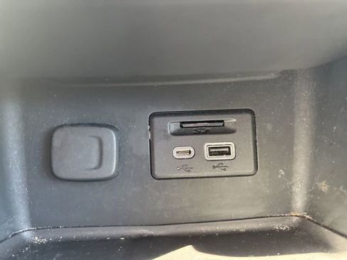 Used 2023 GMC Acadia SLT image 27