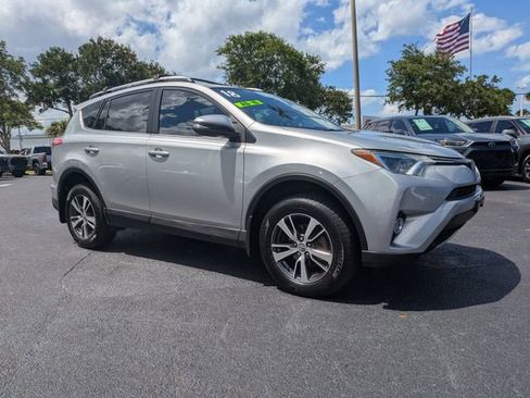 Used 2018 Toyota RAV4 XLE AWD/4WD image 2