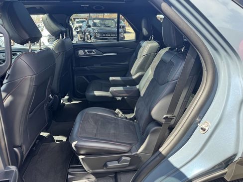 Used 2025 Ford Explorer ST image 9