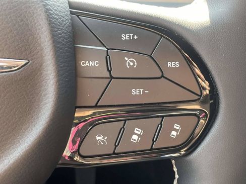 Used 2025 Chrysler Pacifica Limited FWD image 20