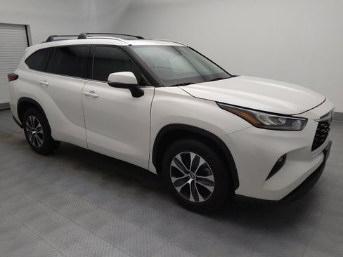 Used 2020 Toyota Highlander XLE image 11