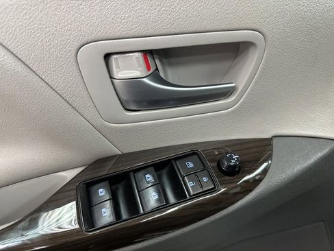 Used 2019 Toyota Sienna XLE FWD image 17