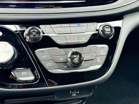 New 2026 Chrysler Pacifica Select image 16