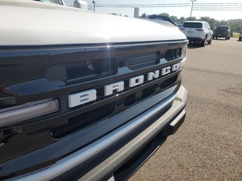 New 2025 Ford Bronco Badlands image 9
